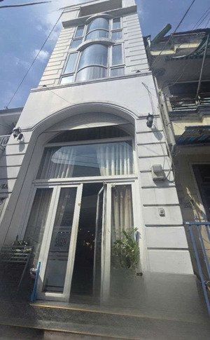 quận 1 nhà 4 tầng hẻm 4m dt 4x11m giá 11,7 tỷ .cách mặt tiền hai căn.