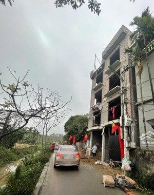 liên mạc -nhà mới- thang máy- ô tô 7 chỗ đỗ cổng chỉ việc xách valy về ở.