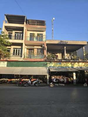 bán nhà 3 tầng. đất diện tích 79,2m2, mặt chợ đêm lương sơn. giá nào cũng bán 5,x tỷ.