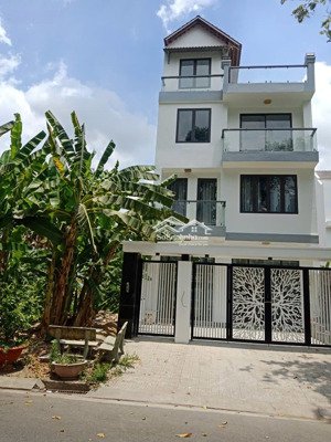 bán nhà phố kdc conic 13b, phong phú. bc. đường số 7 trục chính, dt: 7*20m. giá: 13,5 tỷ