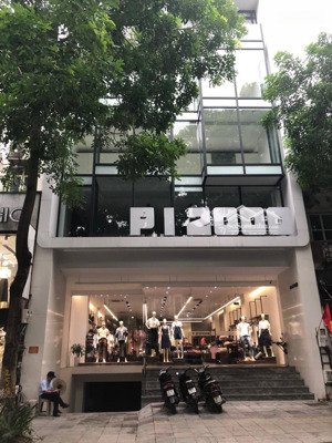 cần cho thuê nhà mặt phố bà triệu. dt 130m2x3 tầng, mặt tiền 10m vị trí đẹp trung tâm nhất phố
