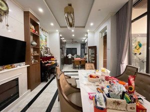 bán nhà đường láng hạ phân lô , vỉa hè , ô tô dừng đỗ ngày đêm 17.8 tỷ