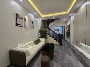 nằm ngay trung tâm đường cầu giấy siêu phẩm nhà đẹp ba gác đỗ cửa 41m2*4t giá chỉ nhỉnh 11 tỷ