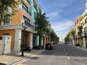 nhà phố liền kề giá hơn 5 tỷ, nằm gần công viên, gần trường học, gần lối lên cao tốc.