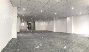 văn phòng cho thuê 120m2 . có bàn ghế chuẩn văn phòng