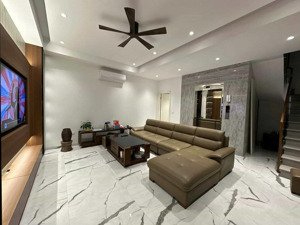 triệu việt vương 50m2 x 6 tầng thang máy ô tô cách 2 nhà. ở hay cho thuê đều vip dân trí tiện ích
