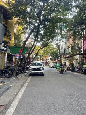 chính chủ bán nhà mặt phố hàng muối - hk. dt 32m2 x 3 tầng. giá 22,5 tỷ. vỉa hè rộng, cho thuê 35th