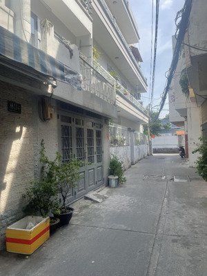 bán nhà 3 tầng vào ở ngay gần đường nguyễn khoái.