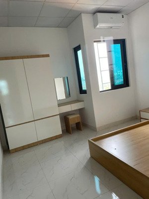 bán căn hộ dịch vụ ở thạch bàn, 66m2, 6 tầng, thang máy, dòng tiền 500tr/năm.