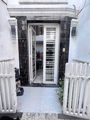 nhà mới đẹp - hoàng hoa thám - 3x8m - 2pn 2wc - có sân thượng - 9 triệu tl - hằng 