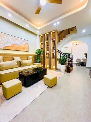 cầu giấy- 1,nhà ra phố- lô góc 3 mặt thoáng - vừa ở vừa cho thuê
40m x 5 tầng .7 phòng ngủ