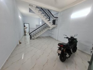 bán nhà mới đường lũy bán bích, 4.5m x 12m, 3pn, 2wc, 1 trệt 1 lầu, giá 4.9 tỷ có thương lượng