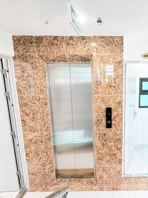 cần bán cả tòa. ccmm. 6 tầng thang máy. vừa xây xong đã full phòng. chỉ việc ngồi nhà thu tiền