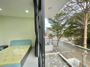 cho thuê chdv cát lái đường 40cl gần citisoho, dt 30m2 ban công riêng giá 4tr7 full nt ở được ngay