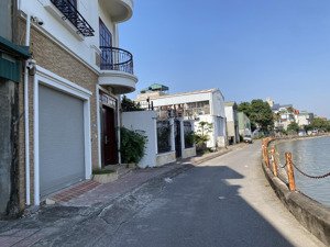 nhỉnh 8tỷ nhà bồ đề 36m2, 5tầng, mặt tiền 4,6m. vew hồ, 20m ra hồ ô tô tránh.