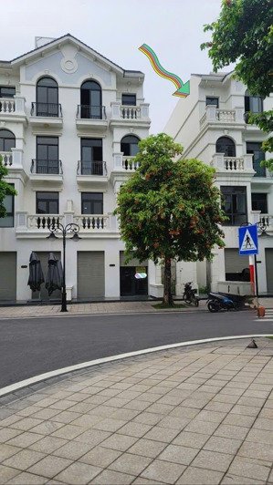 nhỉnh 21 tỷ sở hữu căn liền kề xẻ khe 98m2 5 tầng sân vườn hướng đông nam. cách hồ chỉ 30m.