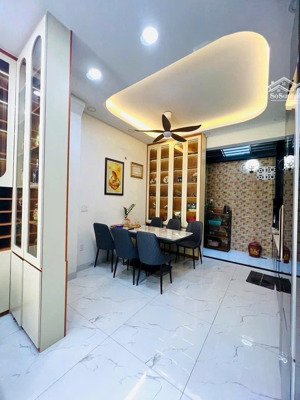 chủ kẹt tiền bán căn nhà 3 lầu 3 phong ngủ mới đẹp full nội thất đối diện vinhomes giá 5.14 ty
