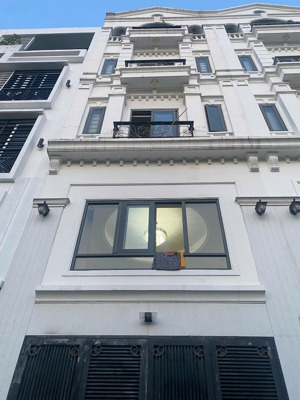 gấp bán! nhà đẹp 5 tầng-4.2x11m đang cho thuê 28tr/ tháng, xe hơi ngủ nhà phan văn trị