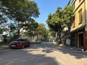 đất phố giang biên cực đẹp, mặt tiền 8m, ô tô vào