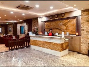 bán tòa nhà phố trần duy hưng, 200m2, 10 tầng, 42 phòng, doanh thu 2,2 tỷ/năm, giá 80 tỷ