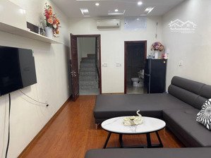 bán nhà riêng ngõ 380 ngọc thuỵ , đường 5.5m . ô tô ngủ trong nhà . vị trí vàng hiếm nhà bán