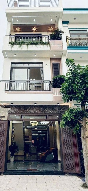 chú mười bán gấp căn nhà sư vạn hạnh-q.10.giá 4tỷ250/79,2m2,gần vạn hạnh mall.đang cho thuê 23tr