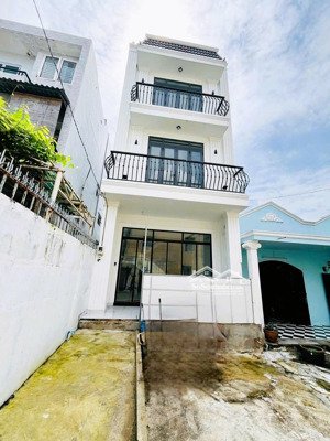nhà mới ở ngay, 3 tầng vuông vắn, ngang 5.1m bề thế, 4pn, xe hơi đỗ cổng, gần chợ thủ đức, 7.2 tỷ