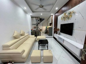 chính chủ bán nhà cự khối long biên hà nội
diện tích: 32m kết cấu: 5 tầng full nội thất