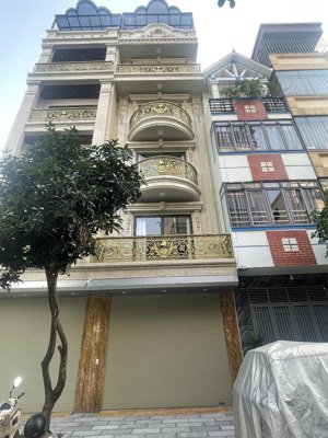 đẳng cấp khác biệt: nhà 7 tầng long biên, vỉa hè rộng, đỗ ô tô trong nhà, nội thất hoàn thiện 100%.