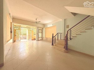 ngọc thuỵ gần hồng tiến. trước nhà ô tô tránh, ô tô vào nhà. thích hợp kinh doanh