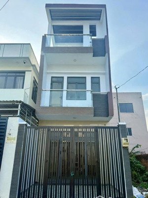 chủ gởi bán nhà 1 trệt 2 lầu 3 phòng ngủ ở kdc đường 22 nguyễn xiển kế vinhomes giá 4.5 ty