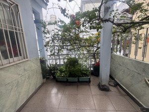 gấp bán - ngang gần 6m2- 3 mặt thoáng- xe hơi tới cửa