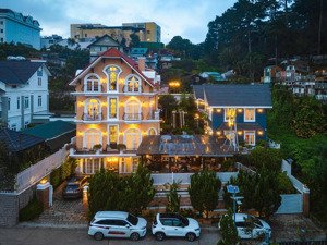 110 tỷ bán tổ hợp ks nẳm ngay trục đường 3/4 của đà lạt với dt : 1220m2 , lợi nhuận 500 tr/ tháng