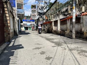 ô tô sát nhà - 82m2 ngay chợ bà chiểu - ngang 4.6m - 2 tầng - chỉ 8.95 tỷ