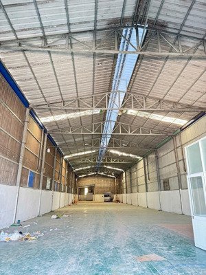 cho thuê 1000m2 có 900m2 xưởng giá 40 tr có điện 3 pha có văn phòng thuận an bình dương