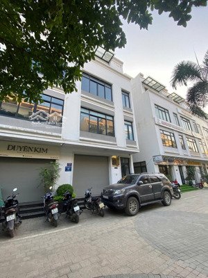 cho thuê shophouse vinhome hàm nghi. dt 95m 5 tầng, mt 6m. thông sàn thang máy. giá 50tr