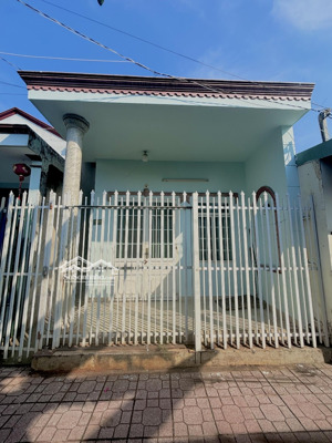 cần bán nhà ngay chợ 26 phường tân phong