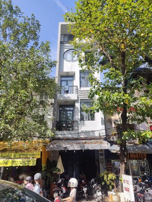 cho thuê nhà mặt tiền trường sa sát q1