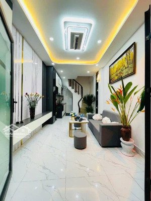 nhà chính chủ cần bán 50m2 5 tầng 8.5 tỷ, sổ đỏ mặt tiền 4m