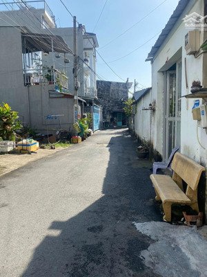 bán nhà 3 tầng đẹp đường rộng, ô tô ngủ trong sân