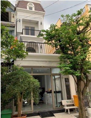 nhà 4 tầng ngay công viên sát hoàng diệu 2