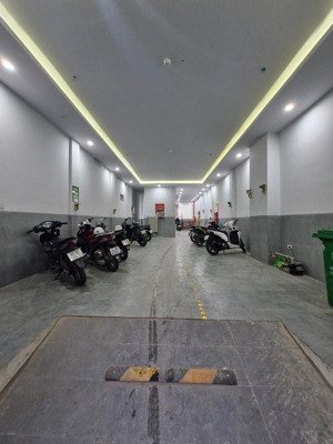 bán toà ccmn cầu diễn ô tô tránh doanh thu 1.8tỷ/năm 120m 7tầng thang máy giá chỉ 28,9tỷ