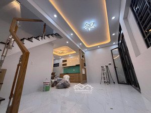 bán căn nhà mới có 2 căn cách ngã tư thủ đức chỉ 200m (tiện 1 căn ở 1 căn cho thuê)