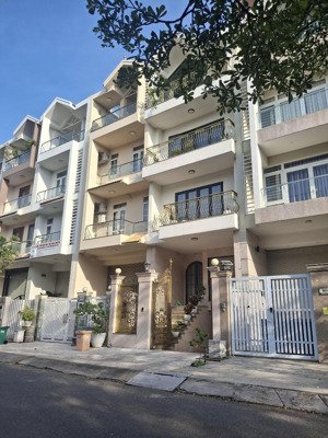 cho thuê văn phòng nguyên căn 50tr tại him lam kênh tẻ, thiết kế văn phòng sàn trống.