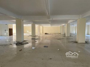 cho thuê mặt sàn 3300m2, lô góc. mặt đường 1a. khu công nghiệp ngọc hồi, thanh trì, hà nội