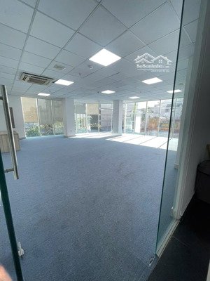 văn phòng 100m² khu cộng hòa tiện ích đầy đủ, sẵn sàng vào làm việc