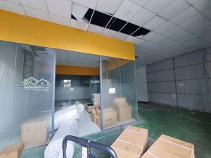 cho thuê kho xưởng quận 7 dt 700m2 có văn phòng, sân rộng đậu xe thoải mái.