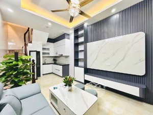 do chủ nhà chuyển vào đà nẵng nên cần bán gấp căn nhà 52m2 5 tầng, 8.8 tỷ sổ đỏ