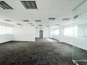 cho thuê 150m2, trống suốt, đầy đủ máy lạnh, đèn điện, trần sàn hoàn thiện chỉ cần vô là kinh doanh
