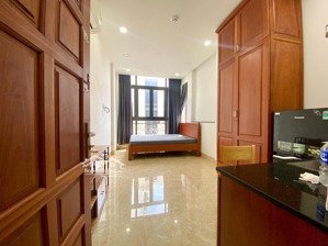 cho thuê căn hộ studio full nội thất , cửa sổ lớn thoáng mát , thang máy - khu phan xích long